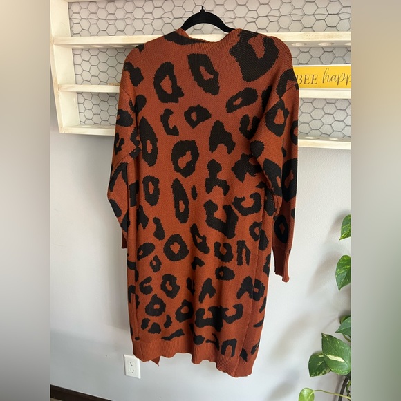 ANGASHION extra long cheetah print cardigan - Picture 2 of 3